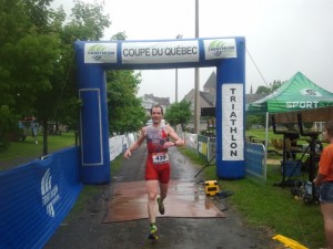 Le gagnant Jean De Guise à l'arrivée du duathlon sprint.