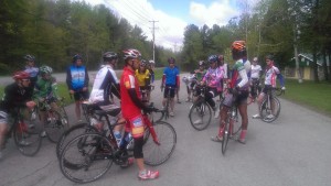 La cycliste Audrey Lemieux donne des conseils sur les montées et les virages