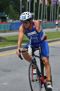 Un paratriathlète français sur le parcours vélo.