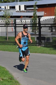 Belle course de P. Reynolds, qui complète son 10km en 35min, après 1.5km de nage et 40km de vélo.