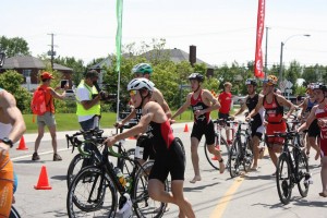 L'arrivée du peloton de chasse dans la seconde transition