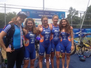 Sarah-Ann Brault (à gauche) et son équipe de Metz Triathlon