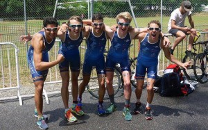 Xavier Grenier-Talavera (centre) et son équipe de Versailles Triathlon